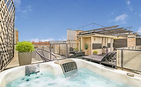 Triplex, Rooftop With Parlament View & Jacuzzi